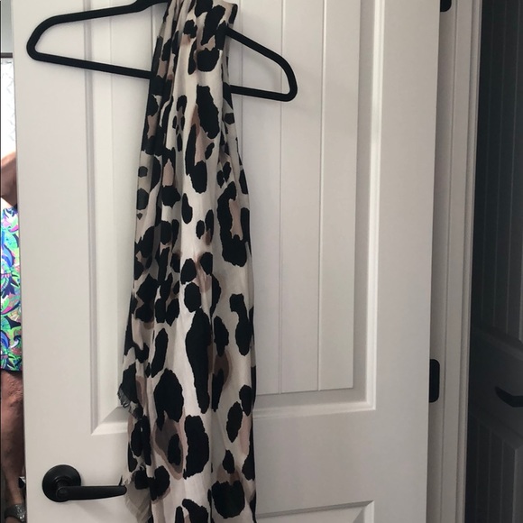 Vince Camuto Accessories - Vince Camuto Leopard Scarf